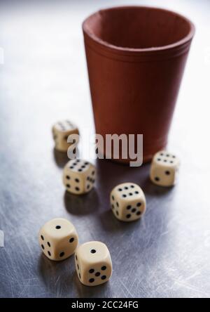 Würfelbecher und Würfel Stockfoto