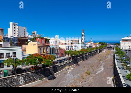 Spanien, Santa Cruz De Tenerife, Blick auf den Glockenturm der Kirche Stockfoto