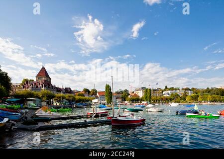 Schweiz, Lausanne, Blick auf Segelschiffen und Tretboot im Hafen Stockfoto