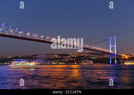 Türkei, Istanbul, Bosporus-Brücke-Blick und Beylerbeyi-Palast im Hintergrund Stockfoto