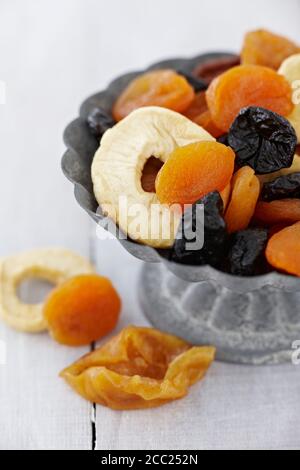 Schüssel von getrockneten Früchten auf Holztisch, Nahaufnahme Stockfoto