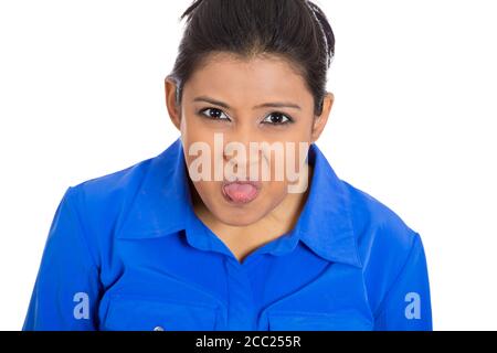Porträt einer lustigen wütenden jungen kindischen unhöflichen Frau, die die Zunge aus der Kamera-Geste, isoliert auf weißem Hintergrund Stockfoto