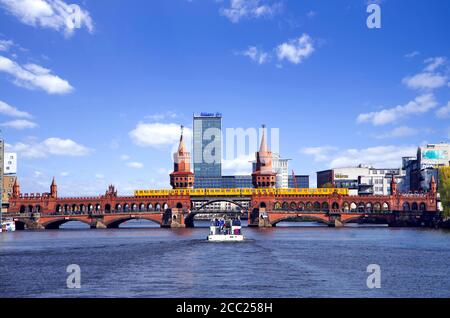 Deutschland, Blick auf Oberbaumbrücke an Spree Stockfoto