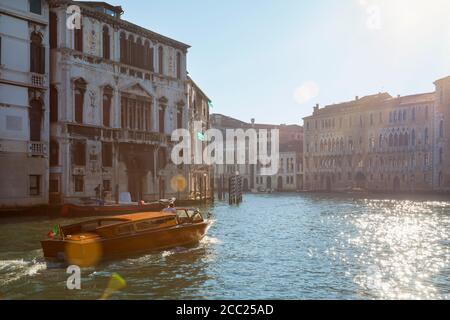 Italien, Venedig, Wassertaxi am Canal Grande in der Nähe von Rialto-Brücke Stockfoto