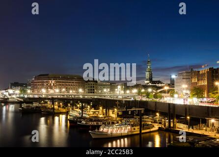 Deutschland, Hamburg, Ansicht von St. Michaelis-Kirche in der Nacht Stockfoto