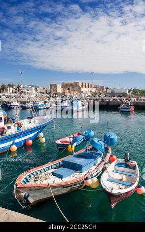 Spanien, Blick auf den Fischerhafen und Castillo Guzman El Bueno Stockfoto