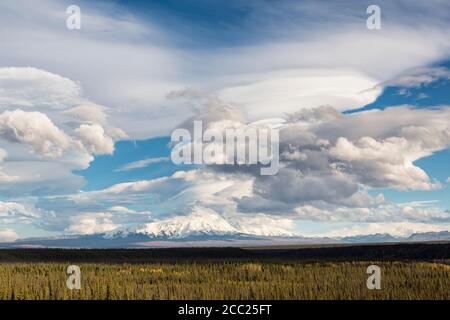 USA, Alaska, Blick auf Mount Sanford und Mount Trommel Stockfoto