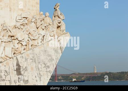 Europa, Portugal, Lissabon, Belem, Padrao dos Descobrimentos, Ansicht der monumentalen Skulptur der portugiesischen Seefahrt am Fluss Tejo Stockfoto