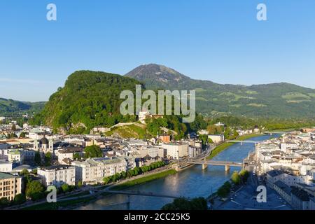 Österreich, Salzburg, Ansicht der Kapuzinerberg Hill und Gaisberg Berg am Fluss Salzach Stockfoto