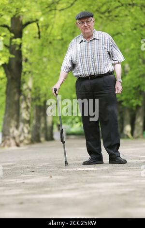 Deutschland, Nordrhein-Westfalen, Köln, Porträt von älteren Mann mit Spazierstock im park Stockfoto