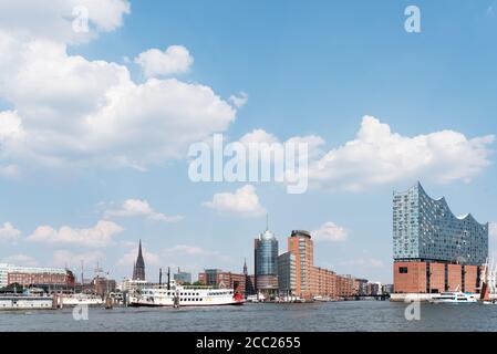 Hamburger Stadtbild mit Elbe, Uferpromenade und Konzertsaal vor schönem blauen Sommerhimmel Stockfoto