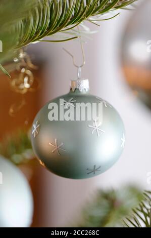 Weihnachtskugel hängen am Baum, Nahaufnahme Stockfoto