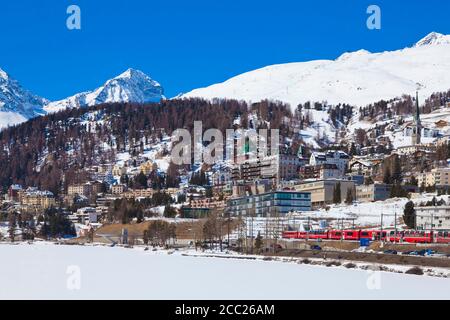 Schweiz, Blick auf die Rhätische Bahn in St. Moritz Stockfoto