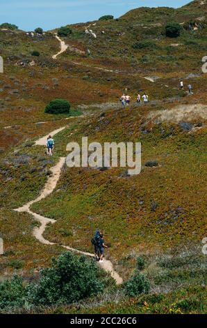 Touristen, die steile Wanderwege in Cabo da Roca, Sintra, Portugal, genießen Stockfoto