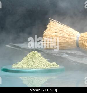 Matcha Teepulver mit Tee Pinsel Stockfoto