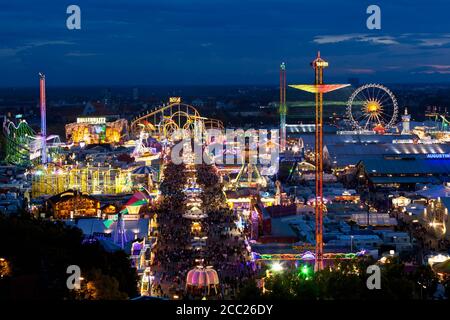 Deutschland, Bayern, München, Ansicht von Oktoberfest-Messe in der Nacht Stockfoto