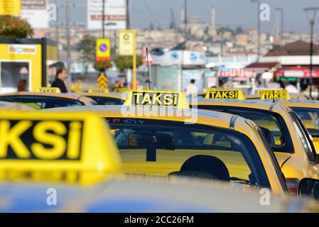 Türkei, Istanbul, Yellow Cabs in Verkehr Stockfoto