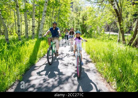 Eine Familie genießt eine Radtour auf einem Radweg in South Lake Tahoe, Kalifornien. Stockfoto