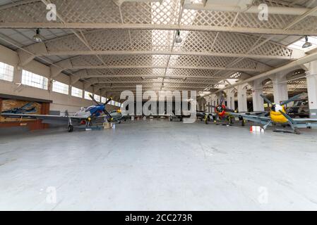 Kampfflugzeuge des Zweiten Weltkriegs in einem Hangar, Imperial war Museum, Duxford, Cambridgeshire, Großbritannien. Belfast Truss Hangar Stockfoto