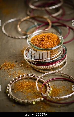 Indische Armreifen mit Glas mit Garam Masala, Nahaufnahme Stockfoto