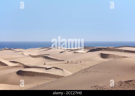 Spanien, Gran Canaria, Playa del Ingles, Tourist auf Sanddünen von maspalomas Stockfoto