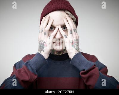 Porträt des jungen Menschen mit Tattoos, Nahaufnahme Stockfoto