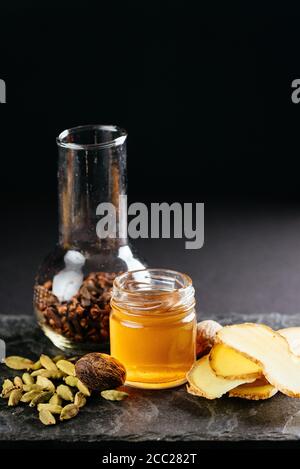 beerentinkturen in Shorts mit Früchten und Beeren auf der Hintergrund Stockfoto