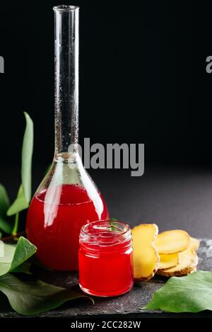 beerentinkturen in Shorts mit Früchten und Beeren auf der Hintergrund Stockfoto