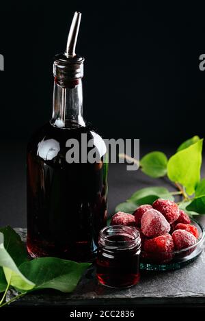 beerentinkturen in Shorts mit Früchten und Beeren auf der Hintergrund Stockfoto