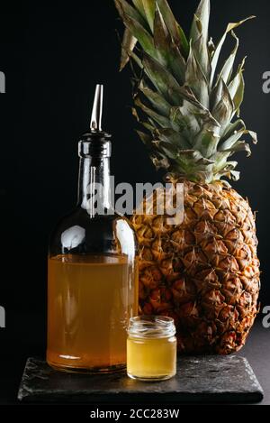 beerentinkturen in Shorts mit Früchten und Beeren auf der Hintergrund Stockfoto