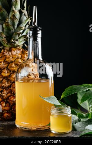 beerentinkturen in Shorts mit Früchten und Beeren auf der Hintergrund Stockfoto