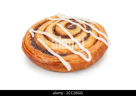 Studioaufnahme eines einzigen Zimtbrötchen, gegen das es ausgeschnitten wurde Ein weißer Hintergrund - John Gollop Stockfoto