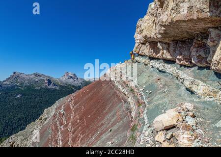 Italien Venetien Dolomiti - Wanderer entlang der Astaldi Aided Weg Stockfoto