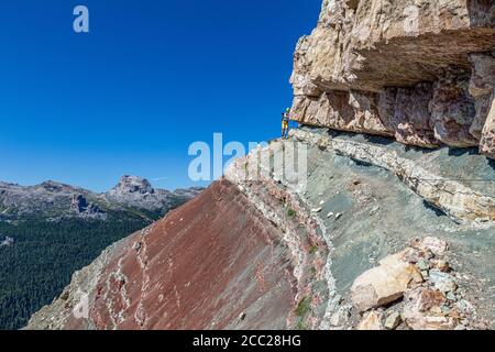 Italien Venetien Dolomiti - Wanderer entlang der Astaldi Aided Weg Stockfoto