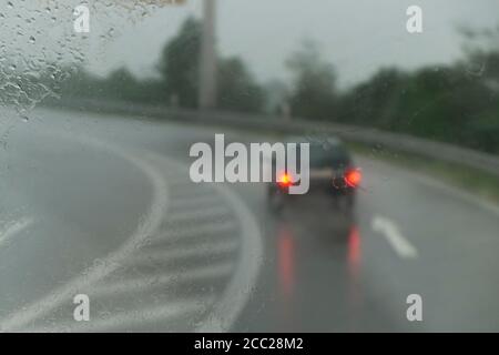 Deutschland, Blick durch die Windschutzscheibe des fahrenden Auto Stockfoto