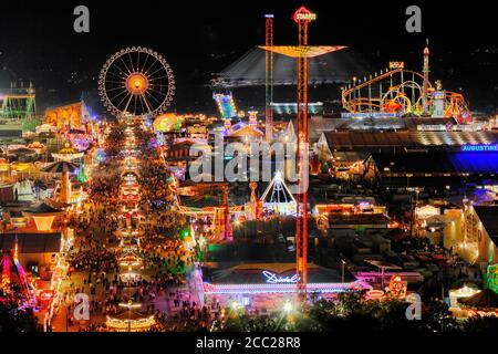 Deutschland, Bayern, München, Menschen feiert Oktoberfest in der Nacht Stockfoto