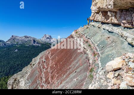 Italien Venetien Dolomiti - Wanderer entlang der Astaldi Aided Weg Stockfoto