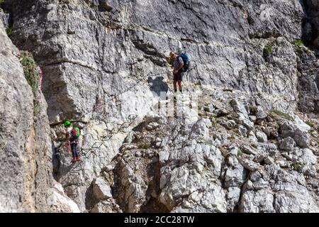 Italien Venetien Dolomiti - Wanderer entlang der Astaldi Aided Weg Stockfoto