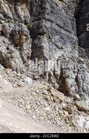 Italien Venetien Dolomiti - Wanderer entlang der Astaldi Aided Weg Stockfoto