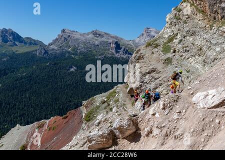 Italien Venetien Dolomiti - Wanderer entlang der Astaldi Aided Weg Stockfoto