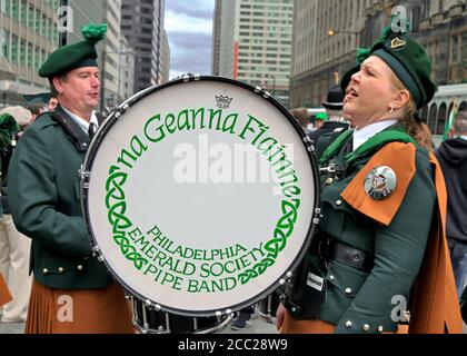 Frau Drummer von Philadelphia Emerald Gesellschaft Pipe Band schlug die Trommel, St. Patricks Day Parade, Philadelphia, USA Stockfoto