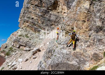 Italien Venetien Dolomiti - Wanderer entlang der Astaldi Aided Weg Stockfoto