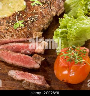 Gegrillte Rib-Eye Steak mit Kräutersauce auf Holz Stockfoto