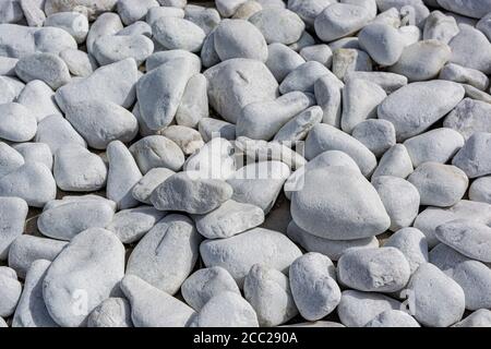 Weiße dekorative runde Steine, Hintergrund und Textur Stockfoto
