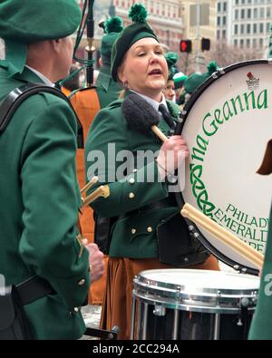 Frau Drummer von Philadelphia Emerald Gesellschaft Pipe Band schlug die Trommel, St. Patricks Day Parade, Philadelphia, USA Stockfoto