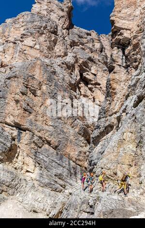 Italien Venetien Dolomiti - Wanderer entlang der Astaldi Aided Weg Stockfoto