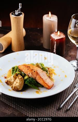 Gegrillter Lachs mit Gemüse Stockfoto