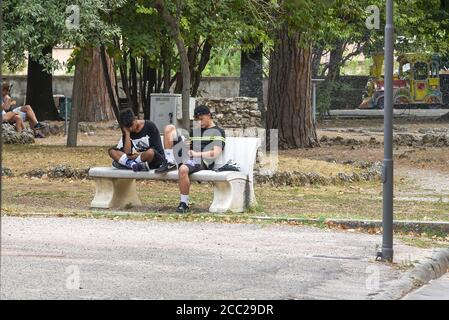 terni,italien august 16 2020:Jungs im Park mit Smartphones Stockfoto