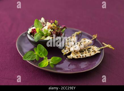 Hähnchen-Spieße in Platte, Nahaufnahme Stockfoto