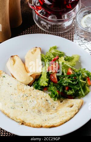 Omelette mit Salat und Croutons mit Käse Stockfoto